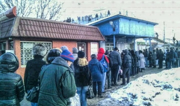 Очередь за билетами на станции Солнечная