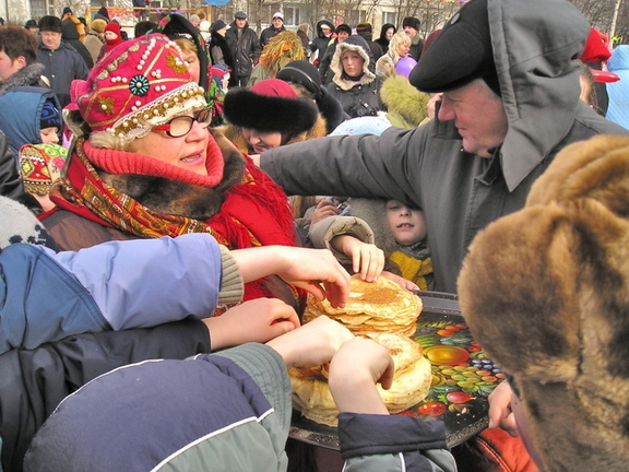 Масленица в Солнцево. 2007 год. Блинами раньше угощали всех бесплатно