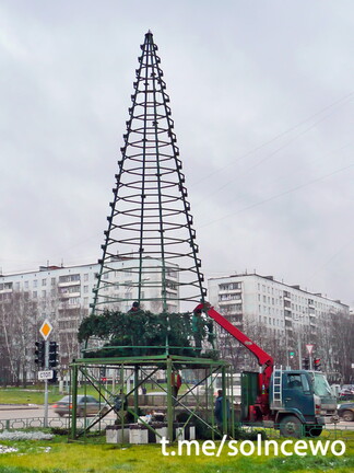 Елку наряжают на пересечении Щорса и Солнцевского