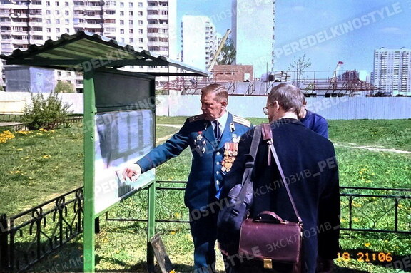 Снимок, сделанный предположительно летом 2002 года, демонстрирует место в Ново-Переделкино, где впоследствии возник "Макдональдс", а также вид на Роял и плотный лесной массив.  