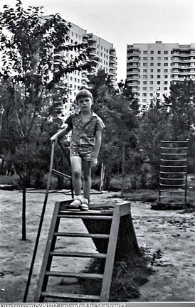 Детская площадка на ул. Авиаторов, 6