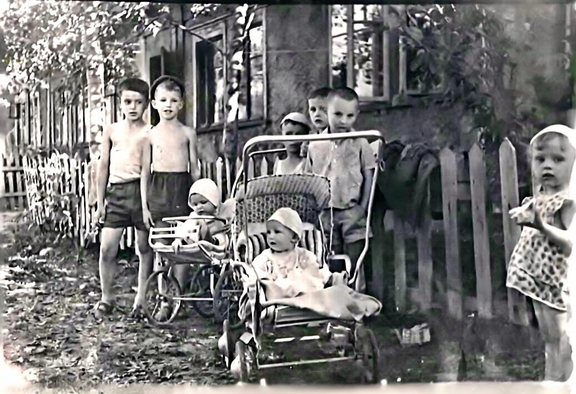 Дети возле барака на Авиационной