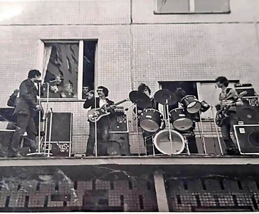 Солнцевский ВИА выступает на козырьке подъезда