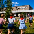 Дети бегут в кинотеатр Солнцево