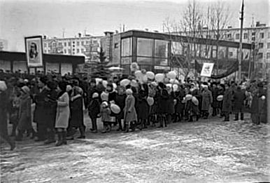 Демонстрация 7 ноября 1977г. на ул. Кирова, в честь 60 летия октября. снимал Сменой 8м. Михаил Паламарчук