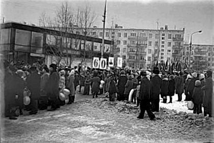 Демонстрация 7 ноября 1977г. на ул. Кирова, в честь 60 летия октября. снимал Сменой 8м. Михаил Паламарчук