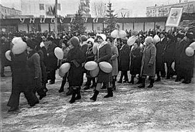 Демонстрация 7 ноября 1977г. на ул. Кирова, в честь 60 летия октября. снимал Сменой 8м. Михаил Паламарчук