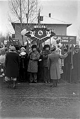 Демонстрация 7 ноября 1977г. на ул. Кирова, в честь 60 летия октября. снимал Сменой 8м. Михаил Паламарчук