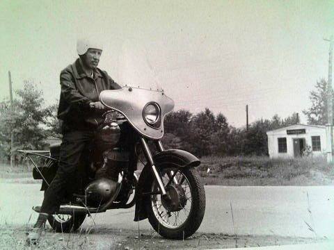 На старом фото, датированном серединой шестидесятых годов, запечатлен фрагмент Боровского шоссе, если двигаться от Москвы. Неподалеку от мотоциклиста можно видеть магазин, специализировавшийся на продаже керосина.