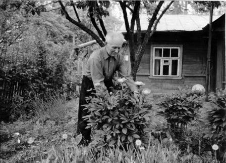 Взгляните на снимок Якова Туркова, запечатлённого у своей усадьбы по адресу: улица 1-я Зелёная, дом 3. 